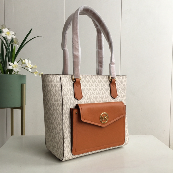 マイケルコースバッグ背面デザイン